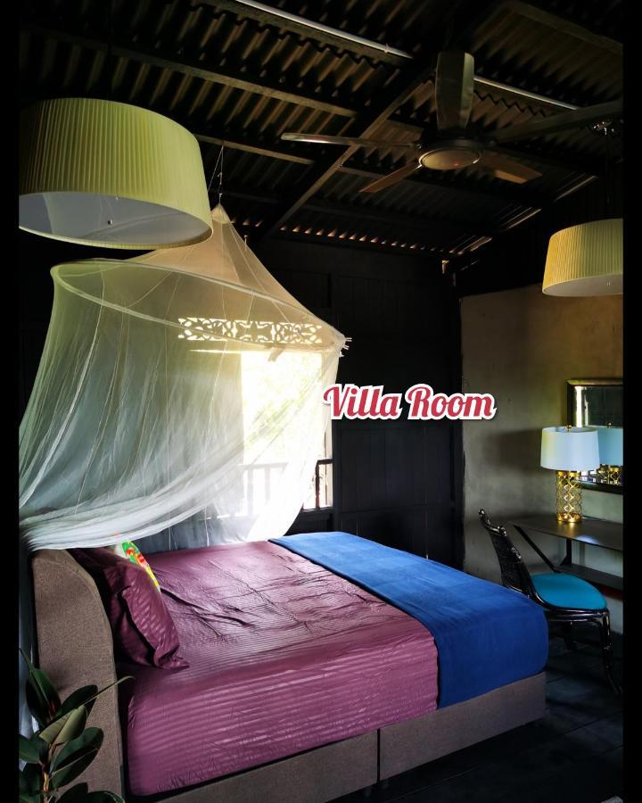 Inn Harrera Perhentian, Long
