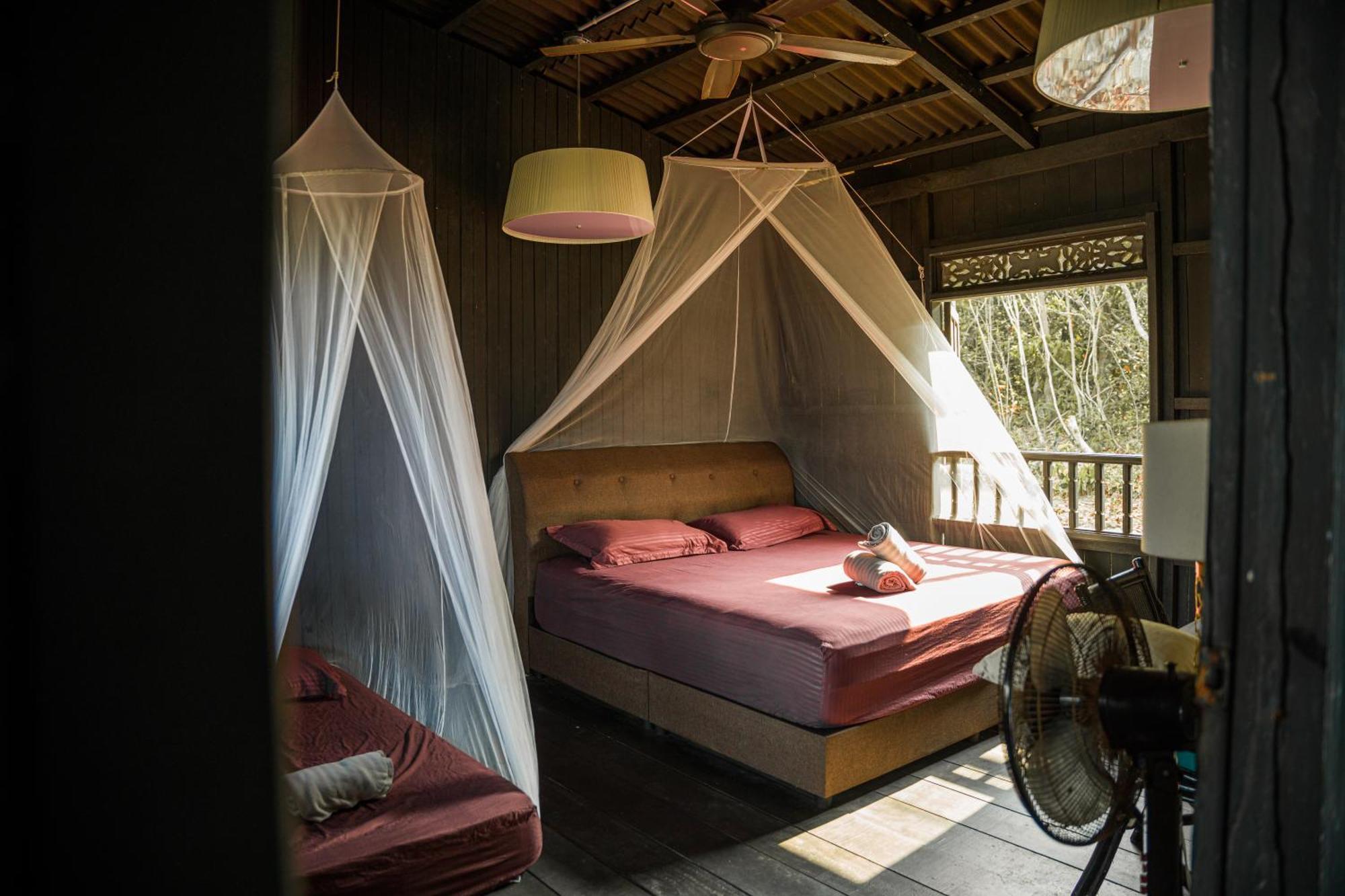 Inn Harrera Perhentian, Long
