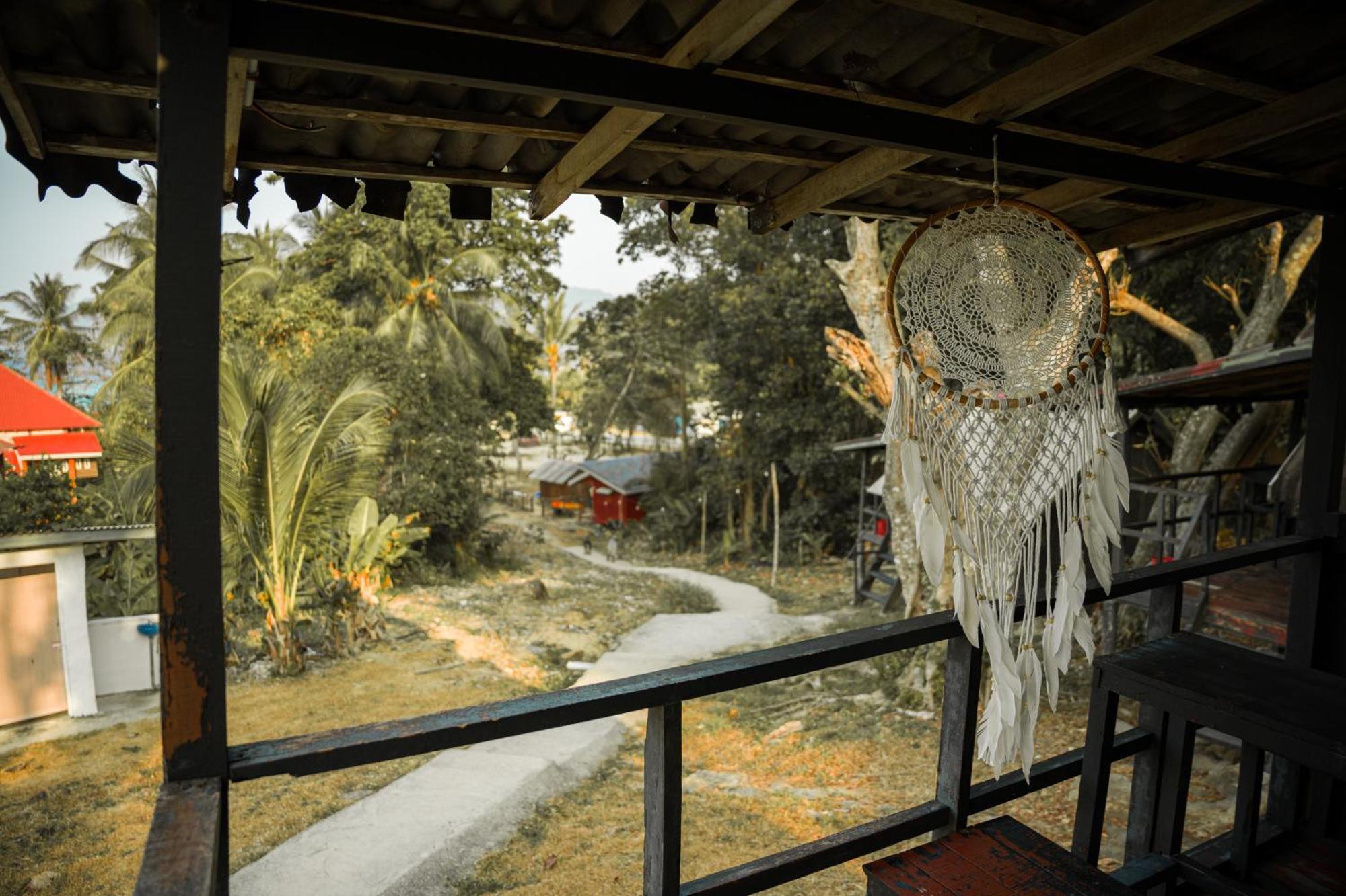 Inn Harrera Perhentian, Long